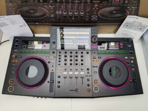 Pioneer DJ OPUS-QUAD, Pioneer DJ XDJ-RX3, Pioneer XDJ-XZ , Pioneer DJ DDJ-FLX10, Pioneer DDJ-1000, Pioneer DDJ-1000SRT, Pioneer DJ DDJ-REV7, Pioneer CDJ-3000, Pioneer DJ DJM-A9 , Pioneer CDJ-2000NXS2, Pioneer DJM-900NXS2, Pioneer DJ DJM-V10-LF , Pioneer DJ DJM-S11, Denon DJ Prime 4+ , Allen & Heath Xone:96,   PLAYdifferently MODEL 1,   Rane Four