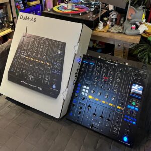 Pioneer CDJ-3000 Multi-Player / Pioneer DJM-A9 DJ Mixer / Pioneer DJ DJM-V10-LF Mixer / Pioneer DJM-S11 / Pioneer CDJ-2000NXS2 / Pioneer DJM-900NXS2 / Pioneer CDJ-Tour1 / Pioneer DJM-TOUR1 / Pioneer XDJ-XZ DJ System / Pioneer XDJ-RX3 DJ System / Pioneer OPUS-QUAD DJ System / Pioneer DJ DDJ-FLX10 / Pioneer DDJ-1000 / Pioneer DDJ-1000SRT / Pioneer DDJ-800 / Pioneer DDJ-REV7 / Pioneer DDJ RZX / PLAY Differently MODÈLE 1 / Allen & Heath Xone : 96 / Denon DJ Prime 4+ / 