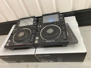 Pioneer DJ OPUS-QUAD, Pioneer DJ XDJ-RX3, Pioneer XDJ-XZ , Pioneer DJ DDJ-FLX10, Pioneer DDJ-1000, Pioneer DDJ-1000SRT, Pioneer DJ DDJ-REV7, Pioneer CDJ-3000, Pioneer DJ DJM-A9 , Pioneer CDJ-2000NXS2, Pioneer DJM-900NXS2, Pioneer DJ DJM-V10-LF , Pioneer DJ DJM-S11, Denon DJ Prime 4+ , Allen & Heath Xone:96,   PLAYdifferently MODEL 1,   Rane Four